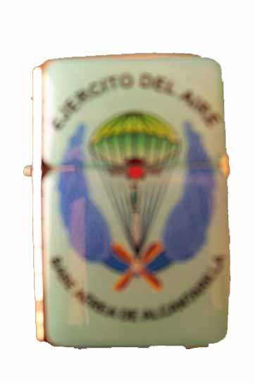 Mechero modelo Zippo con el escudo de la Base Aérea de Alcantari